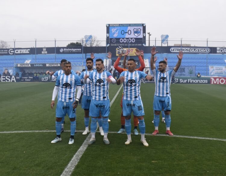 Lobo en aprietos: perdió la cima en soledad y se ve obligado a despertar en casa