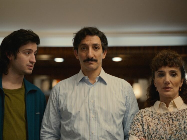 Quién inspiró a Olegario Salas, el fotógrafo de la serie Menem