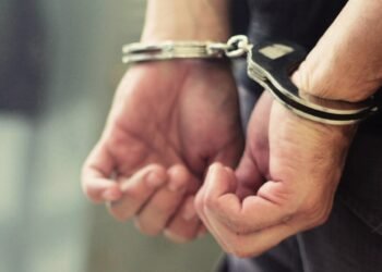 Golpeó y encerró a su pareja por generarle problemas con su amante