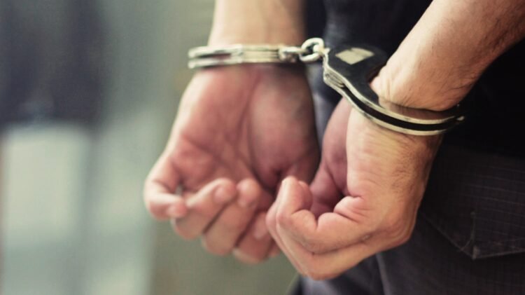 Golpeó y encerró a su pareja por generarle problemas con su amante