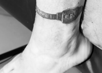 Se tatuó la tobillera de CFK y se volvió viral
