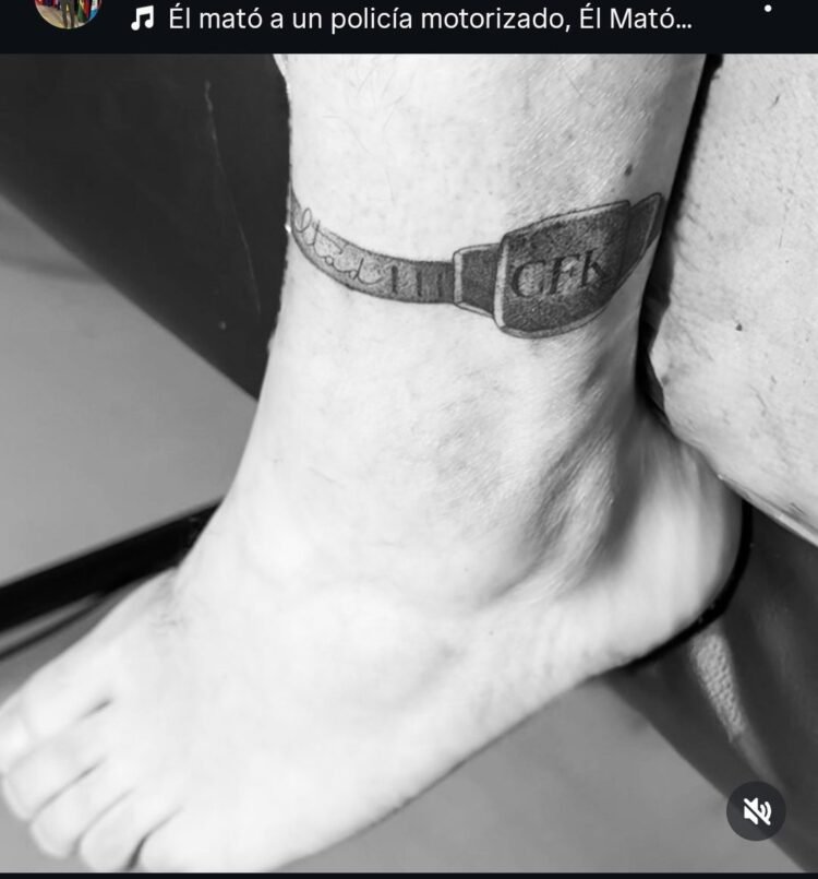 Se tatuó la tobillera de CFK y se volvió viral