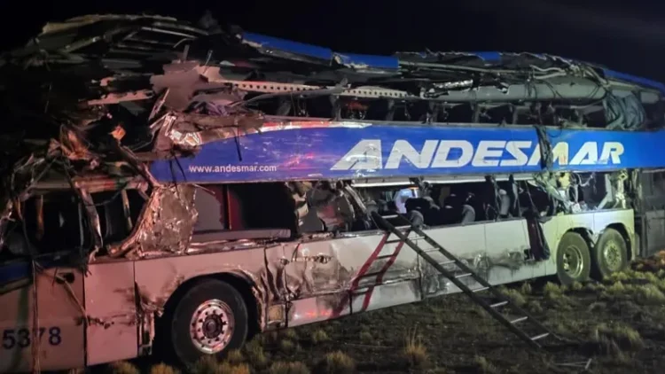 Cuatro muertos y más de 20 heridos: Colectivo con destino a Jujuy chocó con un camión