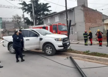 Borracho chocó contra un poste y dejó sin luz una casa
