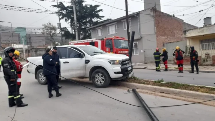 Borracho chocó contra un poste y dejó sin luz una casa