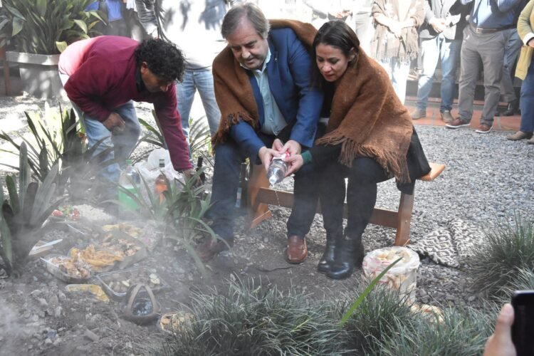 Tapados de laburo: La legislatura honró a la Pachamama