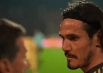 Cavani tuvo una noche nefasta y se enojó porque lo cambiaron