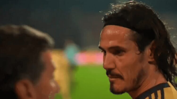 Cavani tuvo una noche nefasta y se enojó porque lo cambiaron