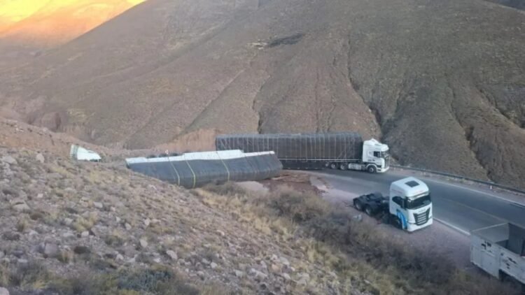 Cuesta de Lipán: corte total en la Ruta 52 por choque de camiones