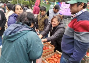 “Tomatazo” en Plaza Belgrano