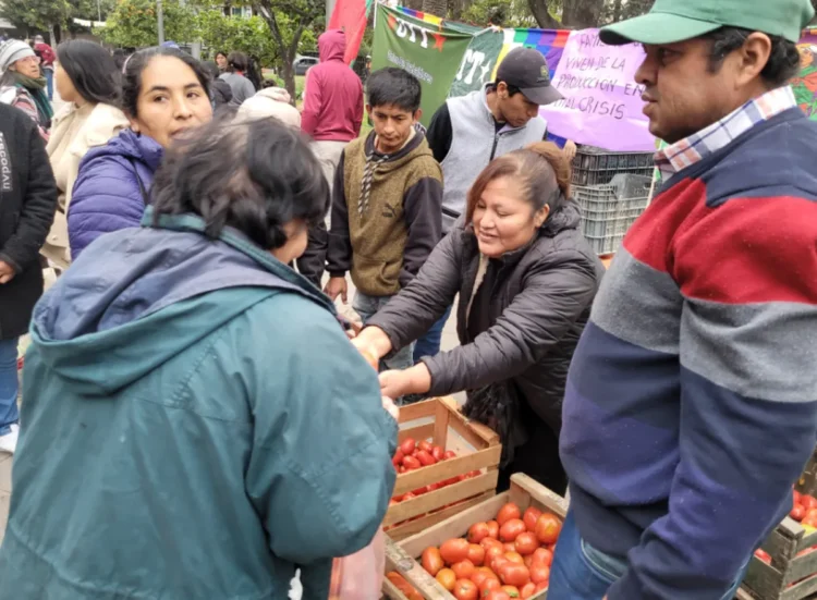 “Tomatazo” en Plaza Belgrano