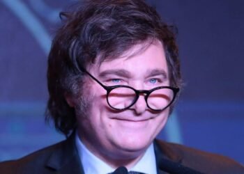 Sonríe Milei: LLA arriba cómodo y el kirchnerismo segundo en nueva encuesta