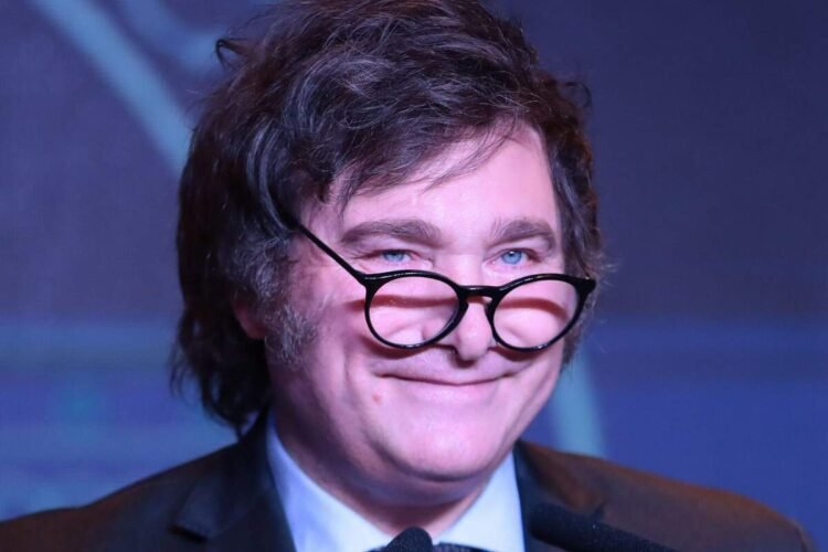 Sonríe Milei: LLA arriba cómodo y el kirchnerismo segundo en nueva encuesta