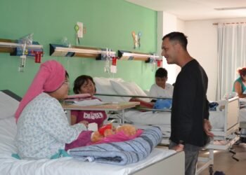 Lobo solidario: jugadores de Gimnasia llevaron juguetes al Materno Infantil