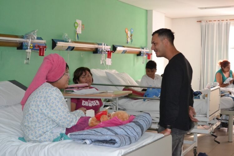 Lobo solidario: jugadores de Gimnasia llevaron juguetes al Materno Infantil