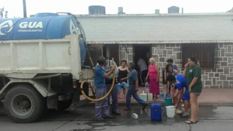 Así es el reparto de agua por el corte de servicio en San Salvador de Jujuy