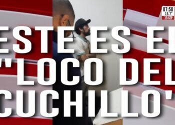 Caos y terror en Crónica TV: un hombre irrumpió en vivo con un arma blanca