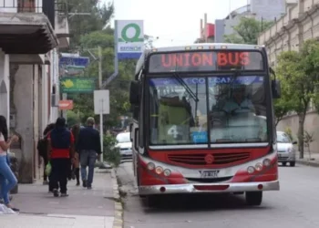 Habrá que empezar a caminar: Sube otra vez el colectivo en San Salvador de Jujuy