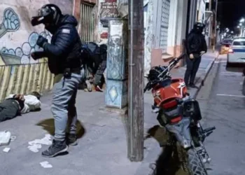 Nuevo caso de inseguridad:  Dos hombres fueron arrestados en el centro por amenazar a un policía con un cuchillo