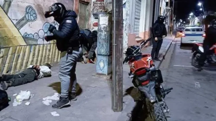 Nuevo caso de inseguridad:  Dos hombres fueron arrestados en el centro por amenazar a un policía con un cuchillo