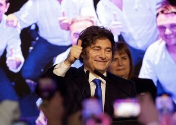 Triunfo histórico de La Libertad Avanza: el país quedó pintado de violeta