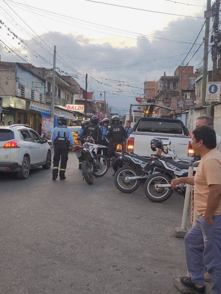 Estaba machado, intentó coimear y se comió una mano