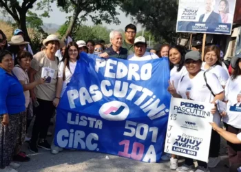 Pascuttini recorrió las ferias del barrio Malvinas y habló sobre el comercio informal