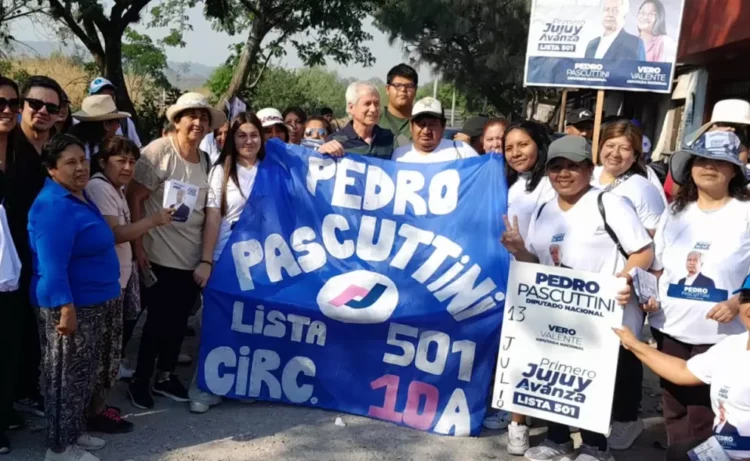 Pascuttini recorrió las ferias del barrio Malvinas y habló sobre el comercio informal