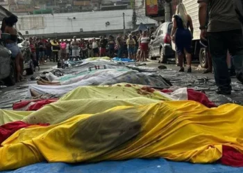 Horror en Río de Janeiro: Vecinos trasladaron más de 50 cadáveres a una plaza tras operativo policial