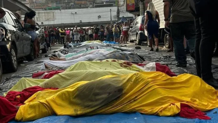 Horror en Río de Janeiro: Vecinos trasladaron más de 50 cadáveres a una plaza tras operativo policial