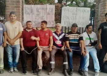 No hay azúcar que endulce el momento: Delegados de Ledesma se encadenaron exigiendo la reincorporación de despedidos