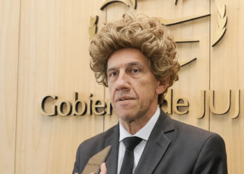 Sadir mira con cariño la peluca: La próxima semana se reúne con el ministro Diego Santilli