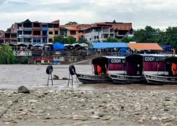 Aguas Blancas: Suspendieron el paso de chalanas por la crecida del río