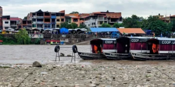 Aguas Blancas: Suspendieron el paso de chalanas por la crecida del río