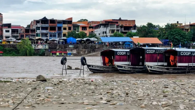 Aguas Blancas: Suspendieron el paso de chalanas por la crecida del río