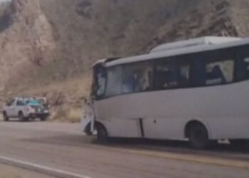 Tragedia en la Puna: Choque entre un camión y un colectivo deja un muerto y  veintiún heridos