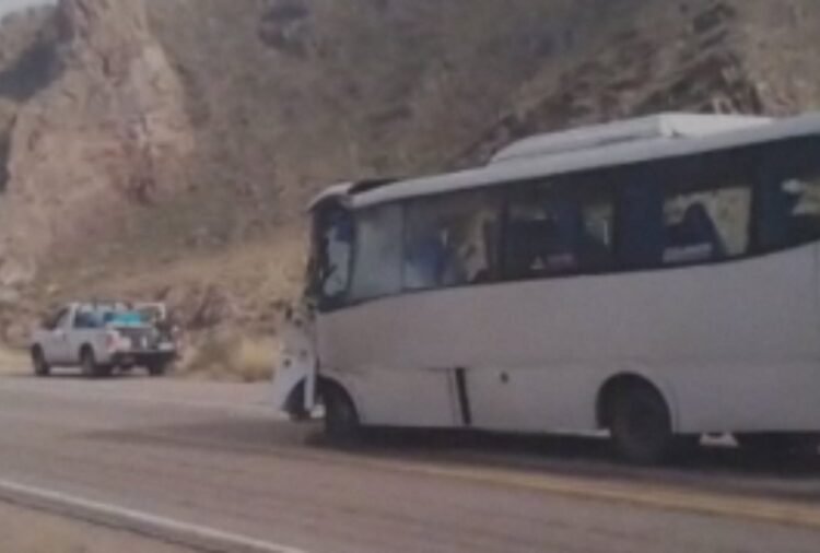 Tragedia en la Puna: Choque entre un camión y un colectivo deja un muerto y  veintiún heridos