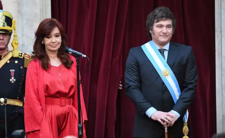 Desde su casa CFK cargó contra nuevamente contra Milei por el «dólar indexado»