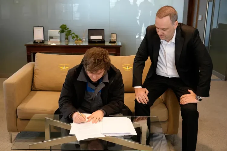 Javier Milei firmó el proyecto de Reforma Laboral que será tratada en el Congreso