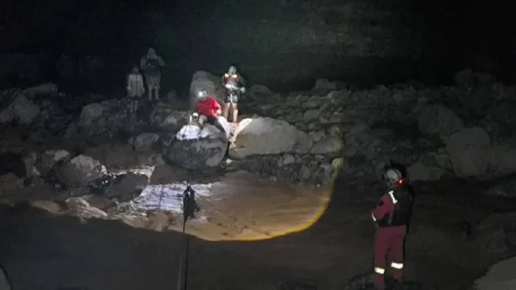 Rescataron a dos personas atrapadas en el río tras el temporal