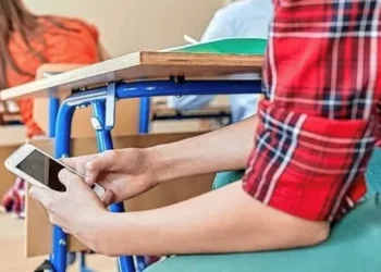 Jujuy limitará el uso de celulares en escuelas primarias desde 2026