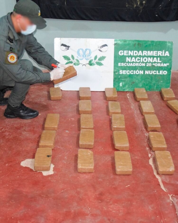 Quisieron cruzar más de 25 kilos de pasta base al norte del país