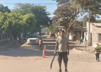 Pasado en Yuto: Un hombre atacó a machetazos a la policía y terminó detenido tras una persecución por los techos