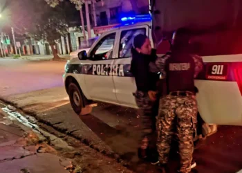 Violento asalto en Avenida El Éxodo: Golpeó a una joven en la parada del colectivo para robarle el celular