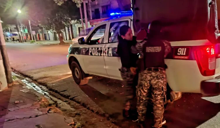 Violento asalto en Avenida El Éxodo: Golpeó a una joven en la parada del colectivo para robarle el celular