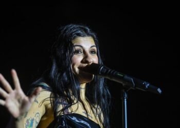 Cosquín: Cazzu emocionó a la Plaza Próspero Molina cantando folklore junto a Los Nombradores del Alba