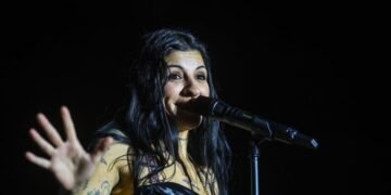 Cosquín: Cazzu emocionó a la Plaza Próspero Molina cantando folklore junto a Los Nombradores del Alba