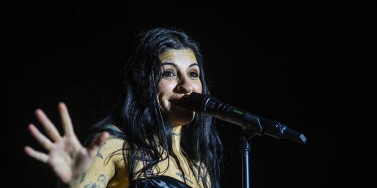 Cosquín: Cazzu emocionó a la Plaza Próspero Molina cantando folklore junto a Los Nombradores del Alba