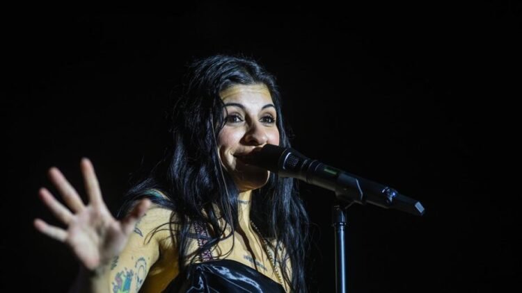 Cosquín: Cazzu emocionó a la Plaza Próspero Molina cantando folklore junto a Los Nombradores del Alba
