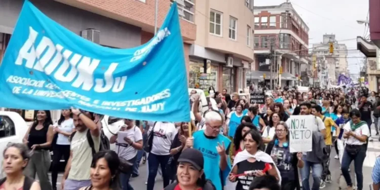 Conflicto universitario en Jujuy: Adiunju denuncia salarios de indigencia y advierte con no iniciar las clases